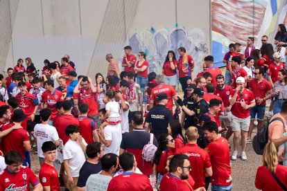 Miles de aficionados del Numancia con su equipo.
