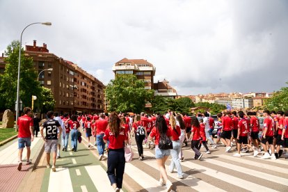 Miles de aficionados del Numancia con su equipo.