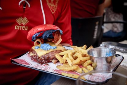Miles de aficionados del Numancia con su equipo.
