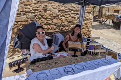 Artesanía y objetos cargados de afecto para un mercado con aroma a lavanda