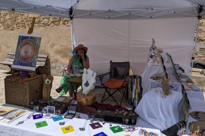 Artesanía y objetos cargados de afecto para un mercado con aroma a lavanda