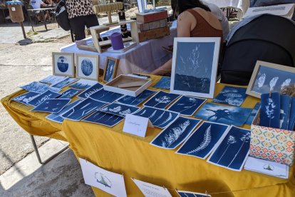 Artesanía y objetos cargados de afecto para un mercado con aroma a lavanda