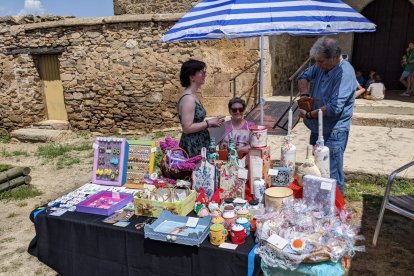 Artesanía y objetos cargados de afecto para un mercado con aroma a lavanda
