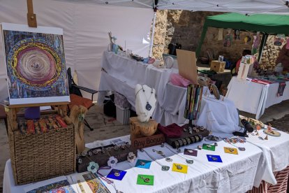 Artesanía y objetos cargados de afecto para un mercado con aroma a lavanda