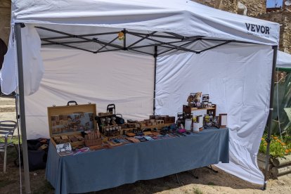 Artesanía y objetos cargados de afecto para un mercado con aroma a lavanda