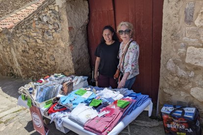 Artesanía y objetos cargados de afecto para un mercado con aroma a lavanda