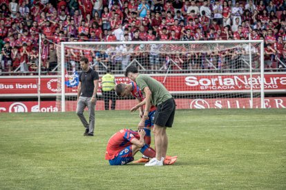 Desolación sobre el césped de Los Pajaritos tras la derrota ante el Teruel.
