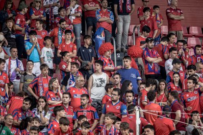 Caras de tristeza y desconcierto en la grada el pasado domingo.