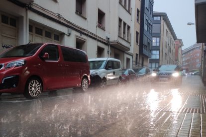 La capital a las 17.00 horas, con muy poca luz y la tormenta levantando incluso el agua ya caída al suelo.