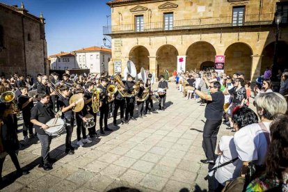 Las calles se llenaron de música
