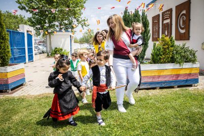 Celebración del Domingo de Calderas en el centro infantil Gloria Fuertes dentro de su proyecto sanjuanero.