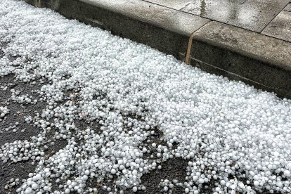 Granizo acumulado junto a un bordillo.