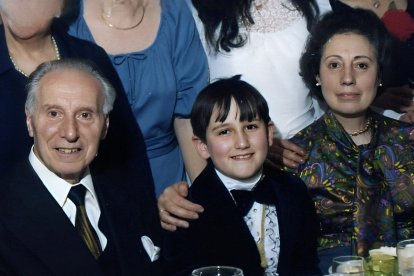 En la imagen Oreste Camarca y su mujer Mimina junto a Javier Ormazábal en su comunión.