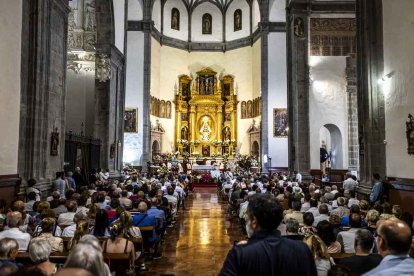 Cientos de personas se encomendaron a la Virgen