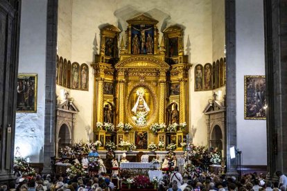 Cientos de personas se encomendaron a la Virgen