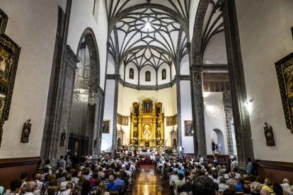 Cientos de personas se encomendaron a la Virgen