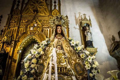 Cientos de personas se encomendaron a la Virgen