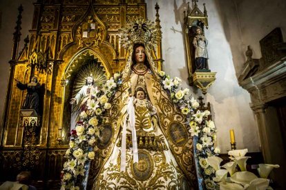 Cientos de personas se encomendaron a la Virgen
