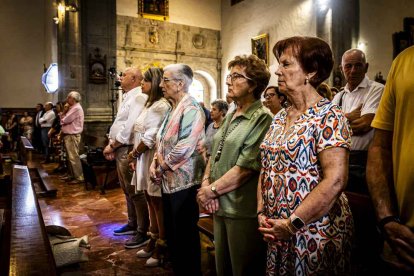 Cientos de personas se encomendaron a la Virgen