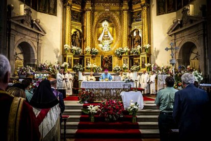 Cientos de personas se encomendaron a la Virgen