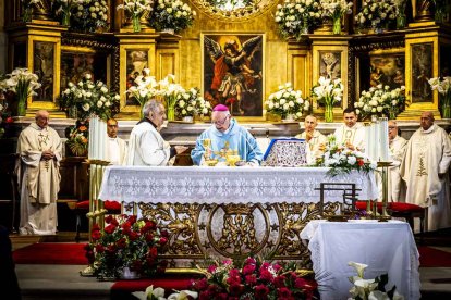 Cientos de personas se encomendaron a la Virgen
