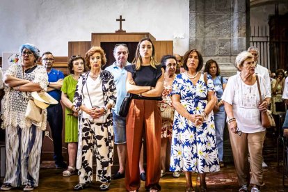 Cientos de personas se encomendaron a la Virgen