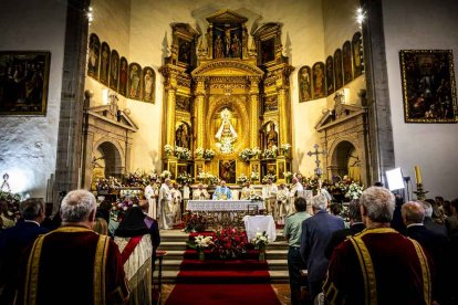 Cientos de personas se encomendaron a la Virgen