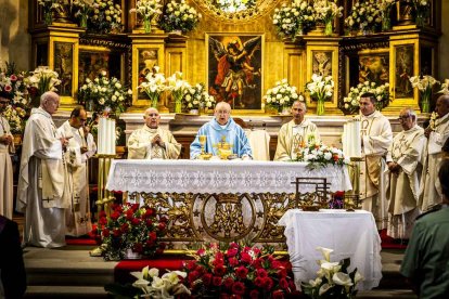 Cientos de personas se encomendaron a la Virgen