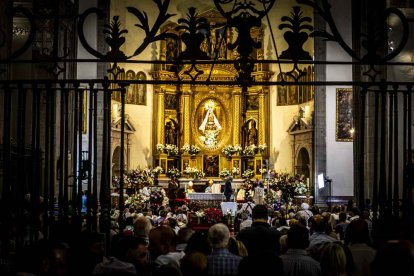 Cientos de personas se encomendaron a la Virgen