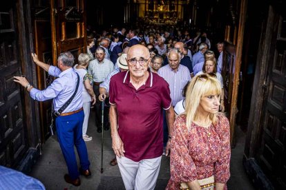 Cientos de personas se encomendaron a la Virgen