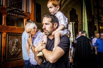 Cientos de personas se encomendaron a la Virgen