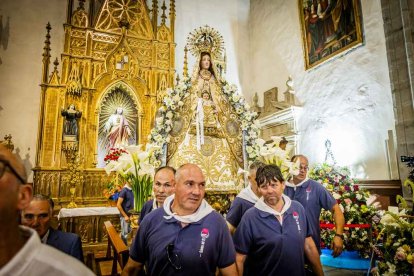 Cientos de personas se encomendaron a la Virgen