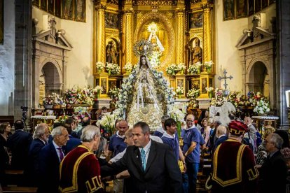 Cientos de personas se encomendaron a la Virgen