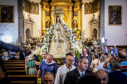 Cientos de personas se encomendaron a la Virgen