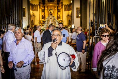Cientos de personas se encomendaron a la Virgen