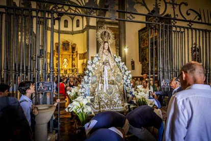 Cientos de personas se encomendaron a la Virgen