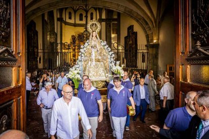 Cientos de personas se encomendaron a la Virgen