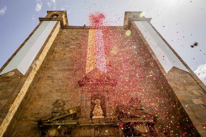 Cientos de personas se encomendaron a la Virgen