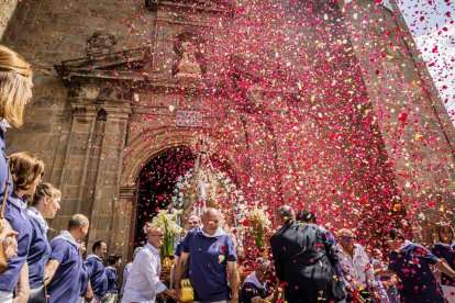 Cientos de personas se encomendaron a la Virgen