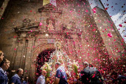 Cientos de personas se encomendaron a la Virgen