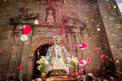 Cientos de personas se encomendaron a la Virgen