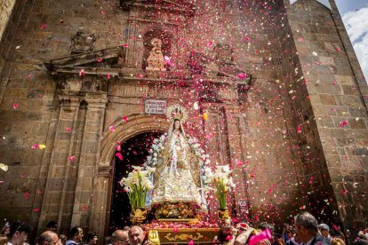 Cientos de personas se encomendaron a la Virgen