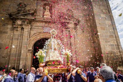 Cientos de personas se encomendaron a la Virgen