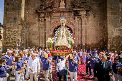 Cientos de personas se encomendaron a la Virgen