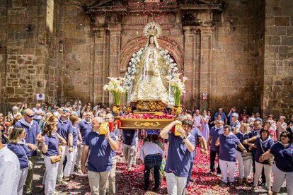 Cientos de personas se encomendaron a la Virgen