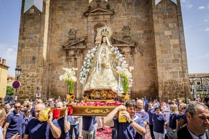 Cientos de personas se encomendaron a la Virgen