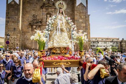 Cientos de personas se encomendaron a la Virgen