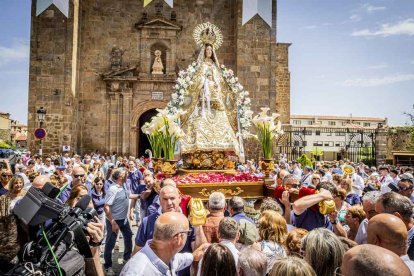Cientos de personas se encomendaron a la Virgen