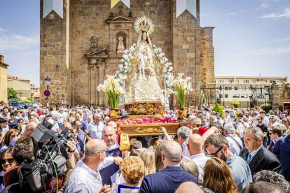 Cientos de personas se encomendaron a la Virgen
