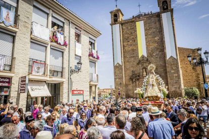 Cientos de personas se encomendaron a la Virgen
